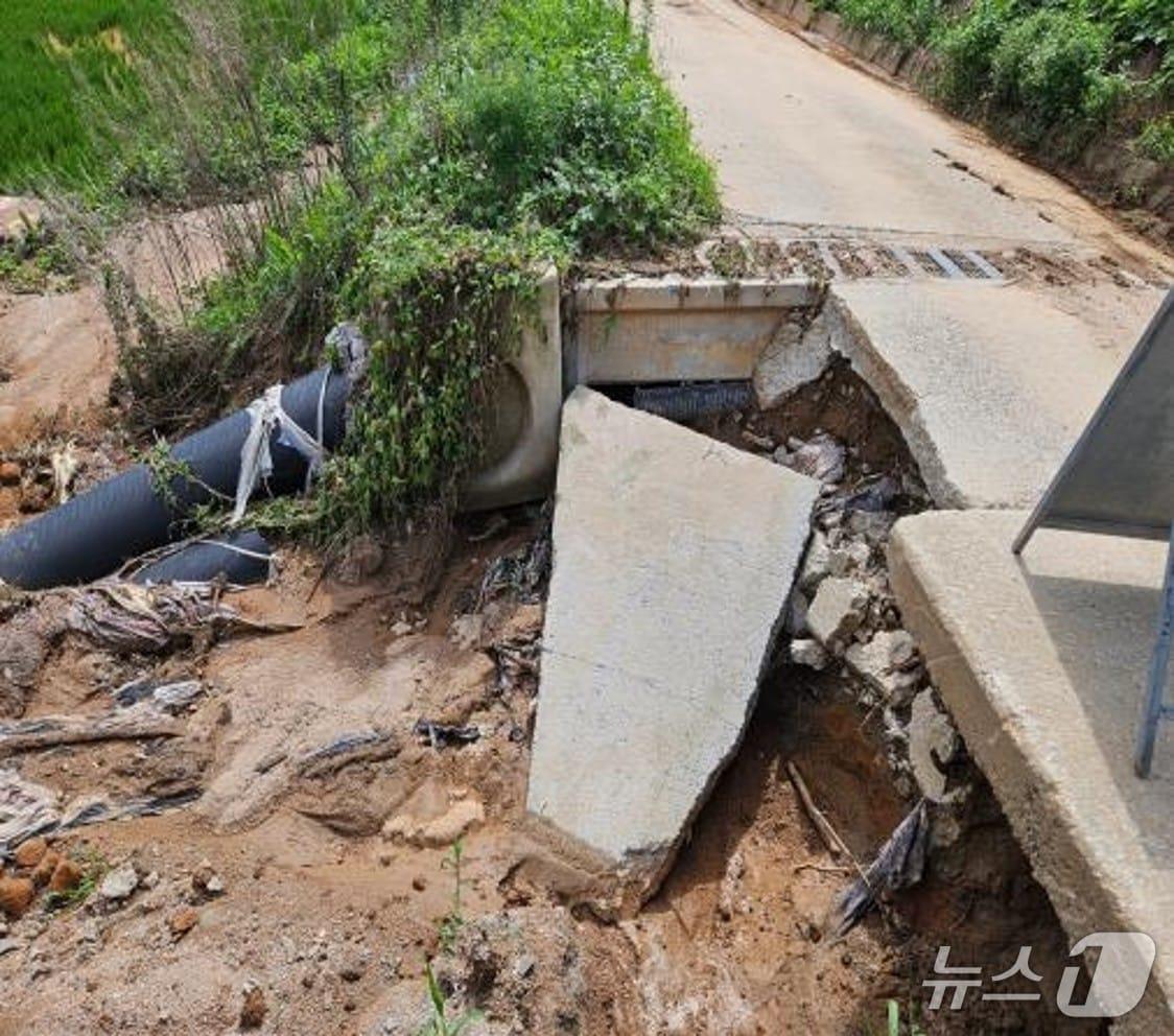 본문 이미지 - 지난달 집중호우로 인해 파손된 음암면 신장리 마을안길 모습(서산시 제공. 재판매 및 DB금지)2025.8.18/뉴스1