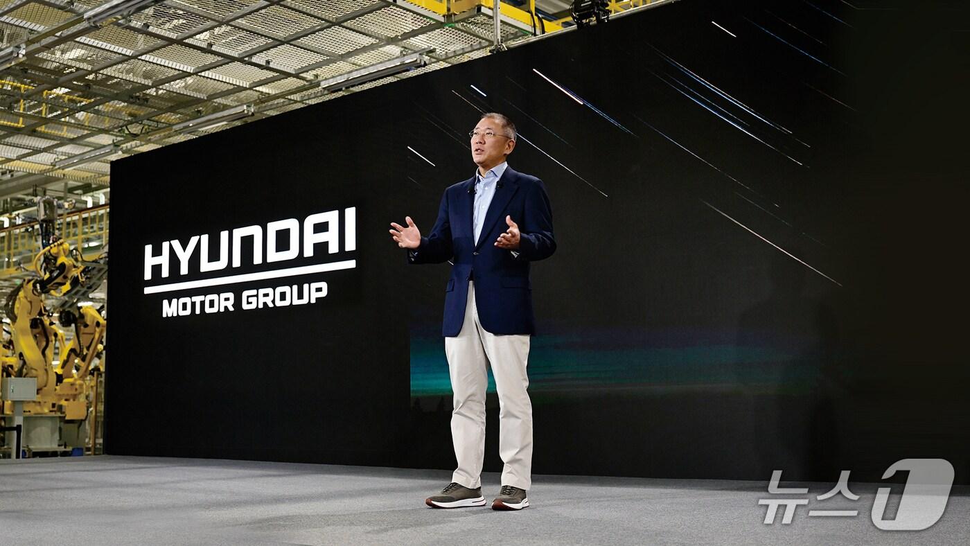 기아 오토랜드 광명의 국내 첫 전기차 전용공장에서 열린 2024년 신년회에서 새해 메시지를 전하고 있는 정의선 회장.&#40;현대차그룹 제공&#41;