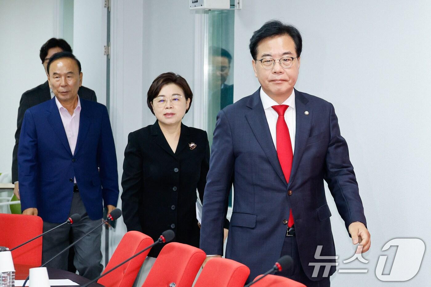 송언석 국민의힘 비상대책위원장 겸 원내대표&#40;오른쪽부터&#41;, 김정재 정책위의장, 박덕흠 비대위원이 18일 오전 서울 여의도 중앙당사에서 열린 비상대책위원회의에 입장하고 있다. 2025.8.18/뉴스1 ⓒ News1 안은나 기자