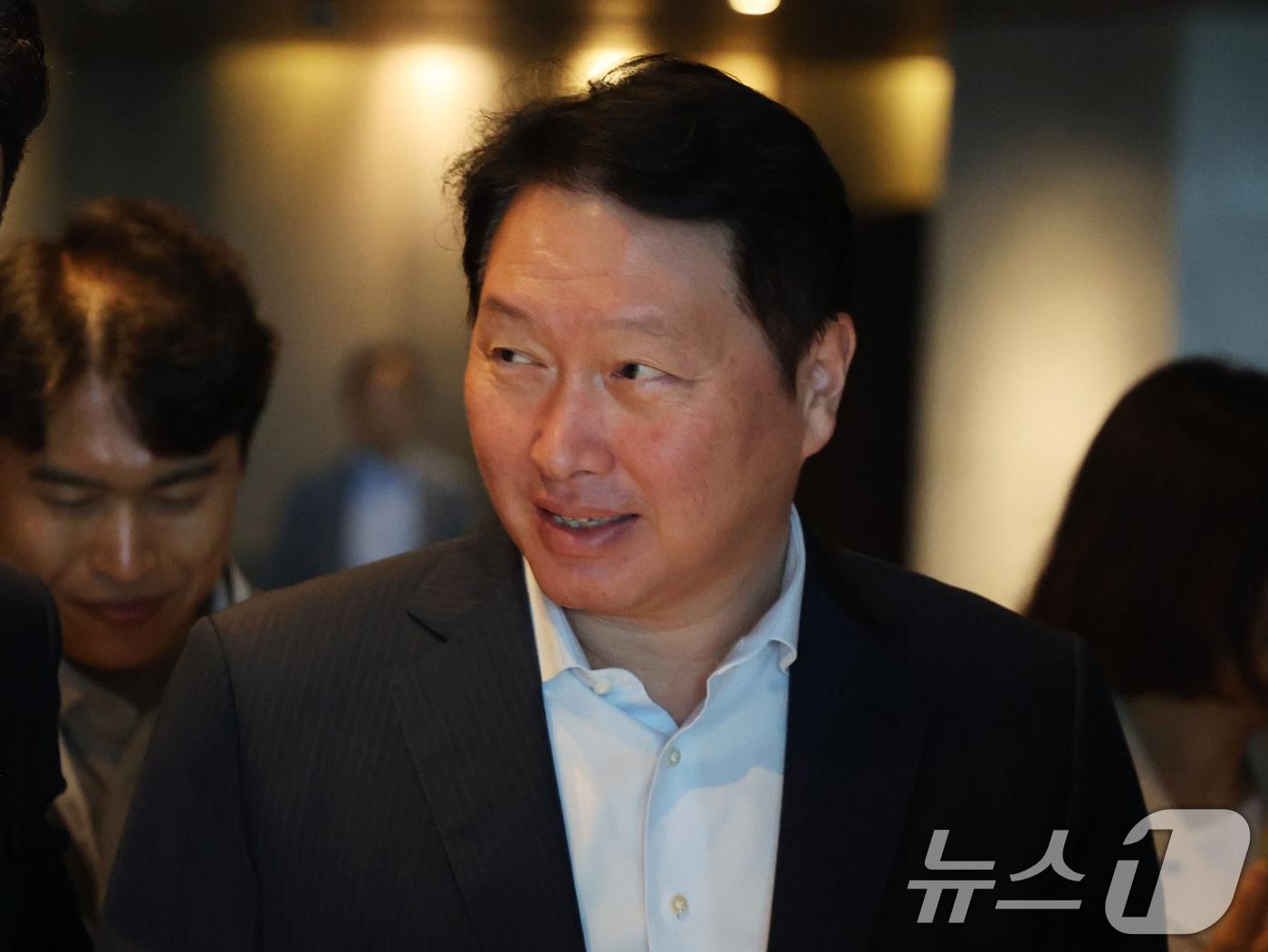 본문 이미지 - 최태원 SK그룹 회장이 18일 오전 서울 광진구 워커힐 호텔에서 열린 &#39;이천포럼 2025&#39;에 참석하고 있다. 2025.8.18/뉴스1 ⓒ News1 황기선 기자