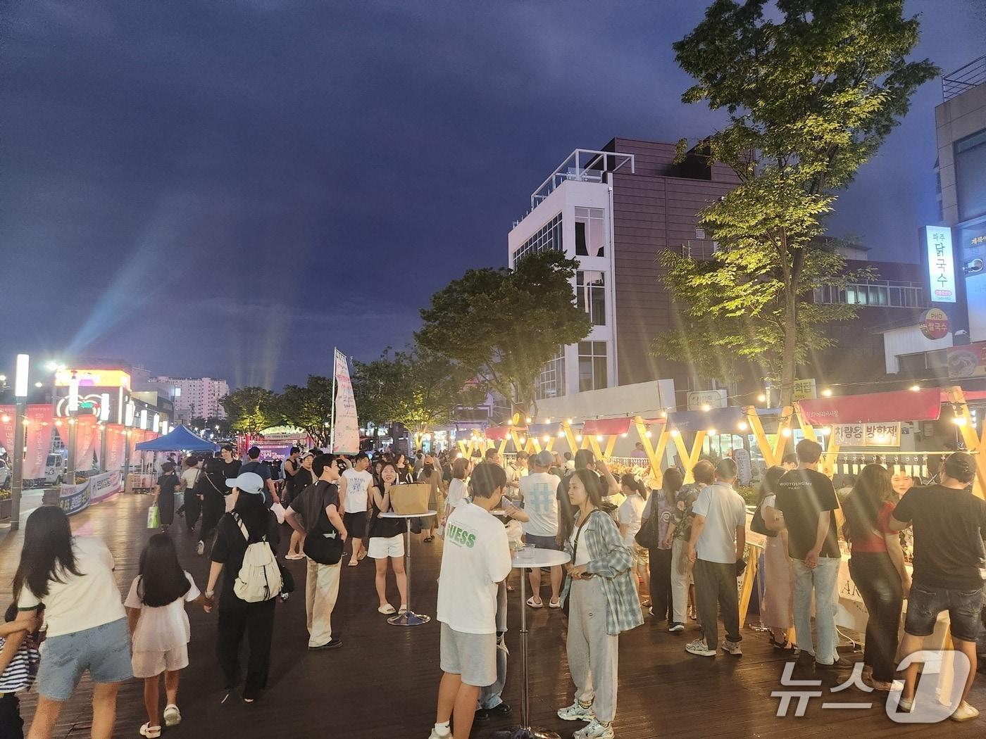 본문 이미지 - 강원 강릉 월화거리 야시장 전경.(강릉시 제공, 재판매 및 DB 금지) 2025.8.18/뉴스1