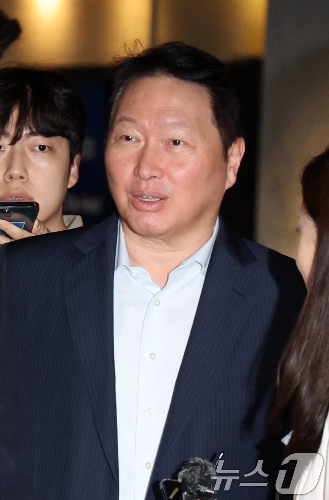 본문 이미지 - 최태원 SK그룹 회장이 18일 오전 서울 광진구 워커힐 호텔에서 열린 '이천포럼 2025'에 참석하고 있다. 2025.8.18/뉴스1 ⓒ News1 황기선 기자