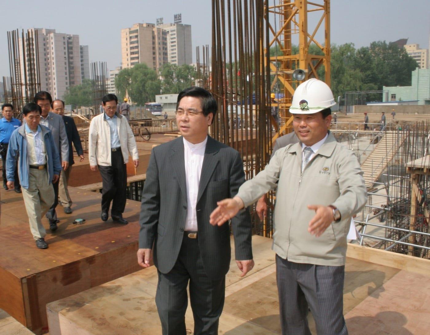 본문 이미지 - 이영훈 목사가 평양심장병원 공사 현장을 둘러보고 있다