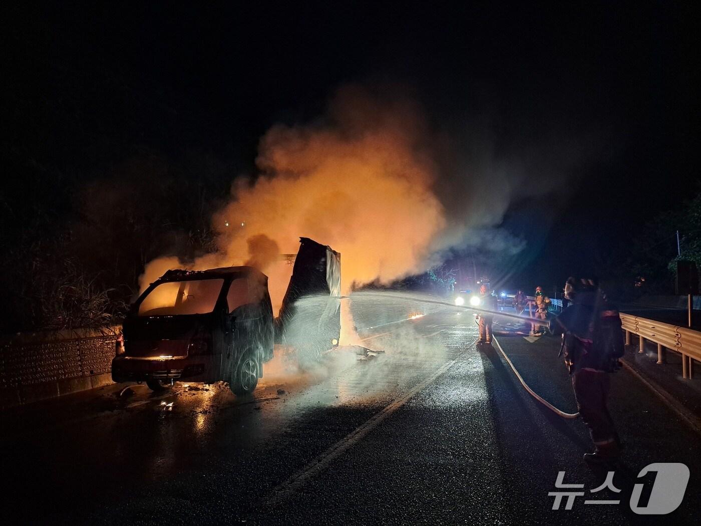 본문 이미지 - 18일 오전 4시27분쯤 경북 고령군 쌍림면 합가리의 도로에서 주행하던 1톤 탑차에 불이나 소방 당국이 진화하고 있다.(경북소방본부 제공. 재판매 및 DB 금지)2025.8.18/뉴스1