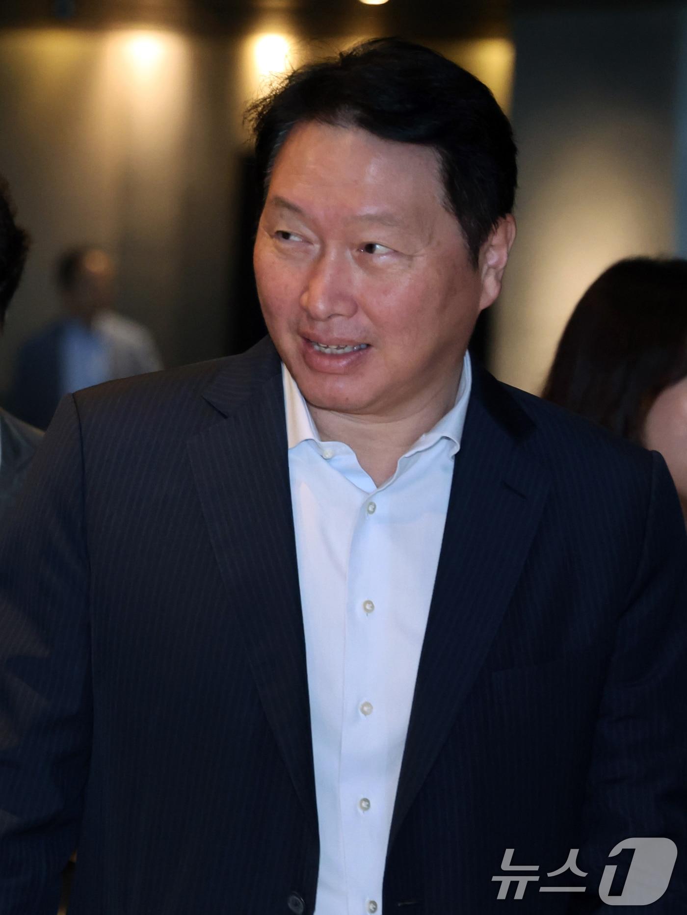 본문 이미지 - 최태원 SK그룹 회장이 18일 오전 서울 광진구 워커힐 호텔에서 열린 '이천포럼 2025'에 참석하고 있다. 2025.8.18/뉴스1 ⓒ News1 황기선 기자