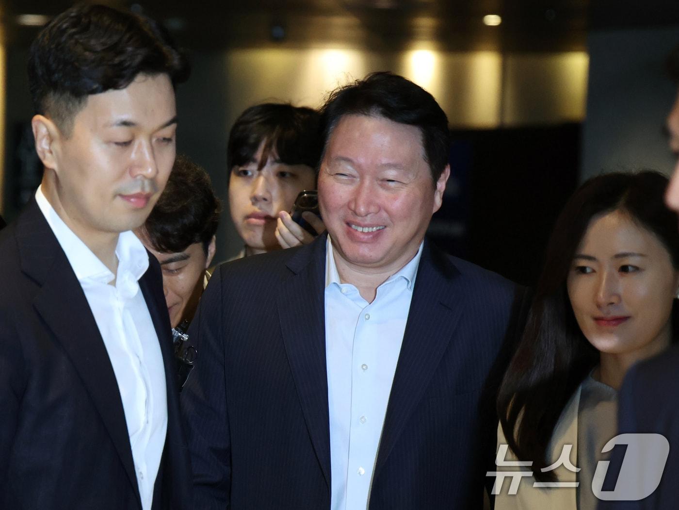 본문 이미지 - 최태원 SK그룹 회장이 18일 오전 서울 광진구 워커힐 호텔에서 열린 '이천포럼 2025'에 참석하고 있다. 2025.8.18/뉴스1 ⓒ News1 황기선 기자