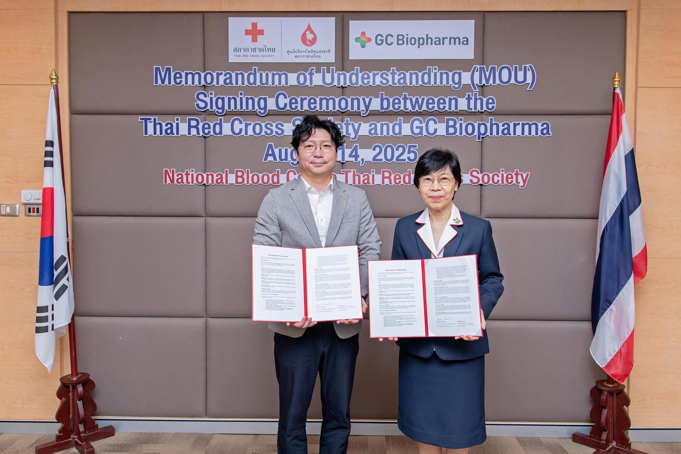 박형준 GC녹십자 오창공장 본부장(왼쪽부터)과 두차이 차이와니치시리 태국 적십자사 혈액원장이 업무협약식에서 기념사진을 찍고 있다.(GC녹십자 제공)/뉴스1