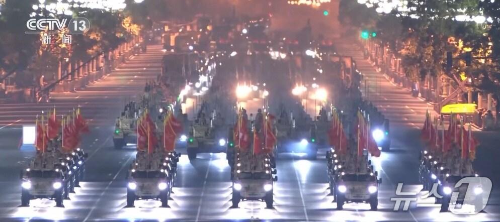 본문 이미지 - 중국 당국은 지난 16일 오후부터 17일 오전까지 열병식 2차 종합 훈련을 진행했다. (CCTV 갈무리)