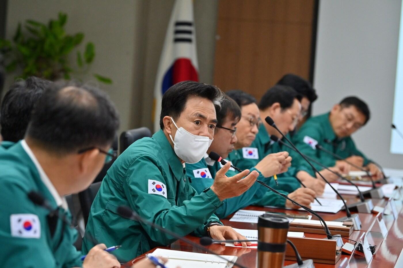 김태흠 충남지시(왼쪽 두번째)가 '2025년 을지연습 최초상황 보고 회의'에서 가상 전시 상활을 점검하고 있다.(충남도 제공. 재판매 및 DB금지)/뉴스1