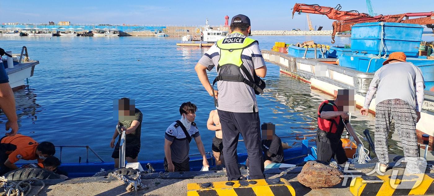 17일 오후 4시59분쯤 경북 포항시 남구 호미곶 구만리 해상에서 물놀이를 하다 빠진 20대 A 씨 등 3명이 해경과 행락객의 도움으로 구조됐다. (포항해양경찰서 제공, 재판매 및 DB금지) 2025.8.18/뉴스1 