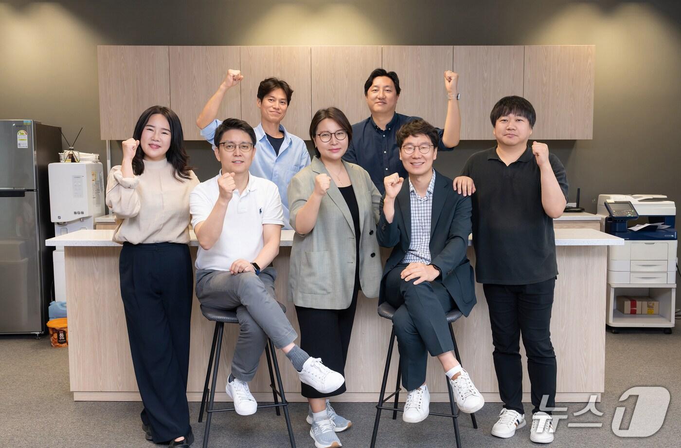 서울 광화문 교보생명 본사 '이노스테이지'에서 교보생명 사내벤처 4기가 기념촬영을 하고 있다./사진제공=교보생명