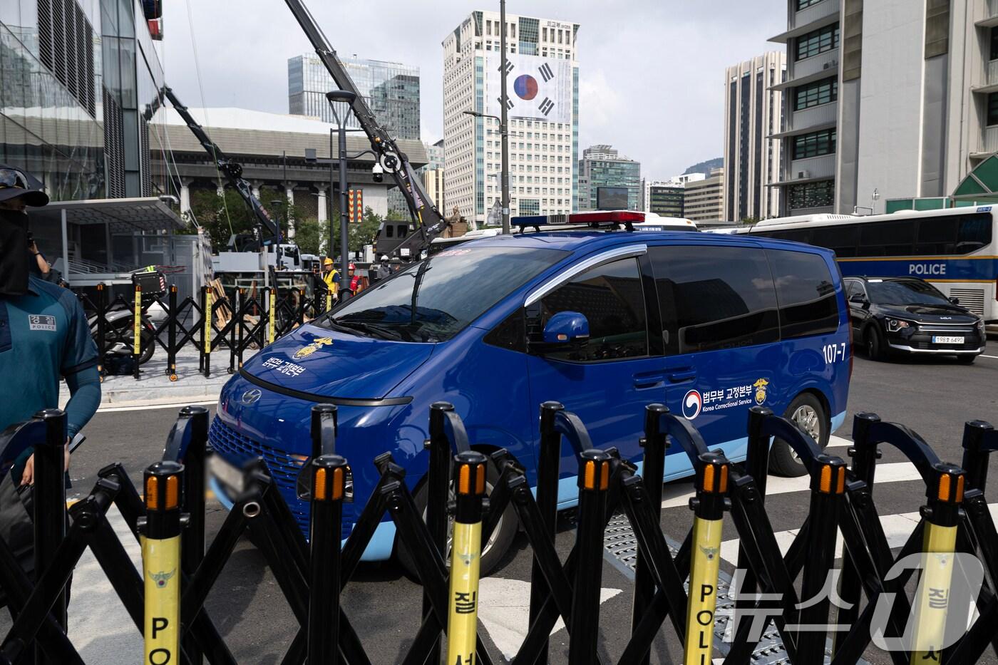 구속된 김건희 여사를 태운 호송차가 지난 18일 오전 소환조사를 위해 서울 종로구에 마련된 김건희 특검팀(특별검사 민중기) 사무실로 들어가고 있다. 2025.8.18/뉴스1 ⓒ News1 이승배 기자
