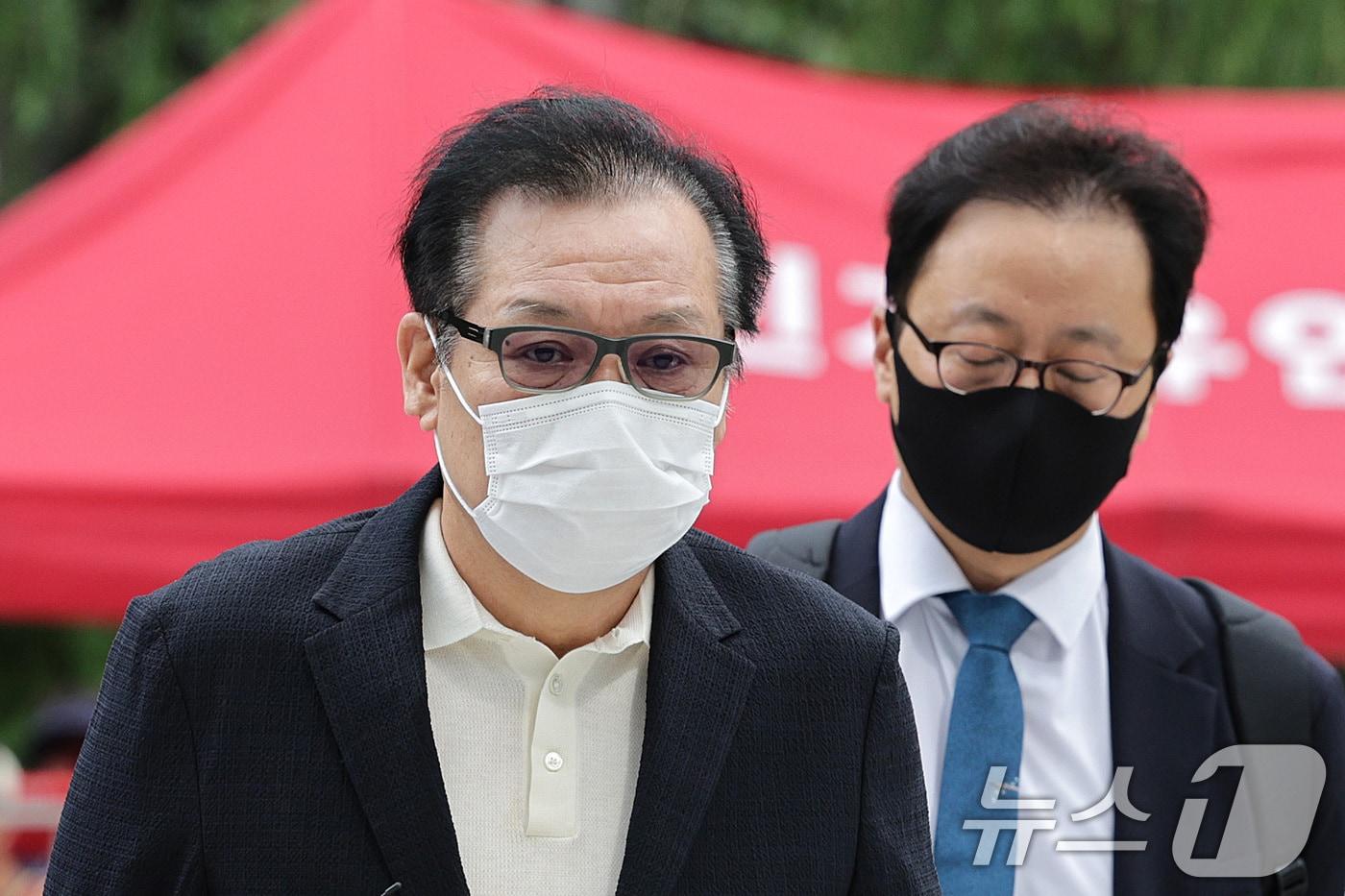 &#39;건진법사&#39; 전성배 씨가 18일 오전 서울 종로구에 마련된 민중기 특별검사팀&#40;김건희 특검팀&#41; 사무실로 출석하고 있다. 김건희 특검팀은 이날 김건희 여사와 김 여사의 &#39;집사&#39;로 알려진 김예성 씨, &#39;건진법사&#39; 전성배 씨를 모두 같은 시간에 불러 조사한다. 2025.8.18/뉴스1 ⓒ News1 신웅수 기자