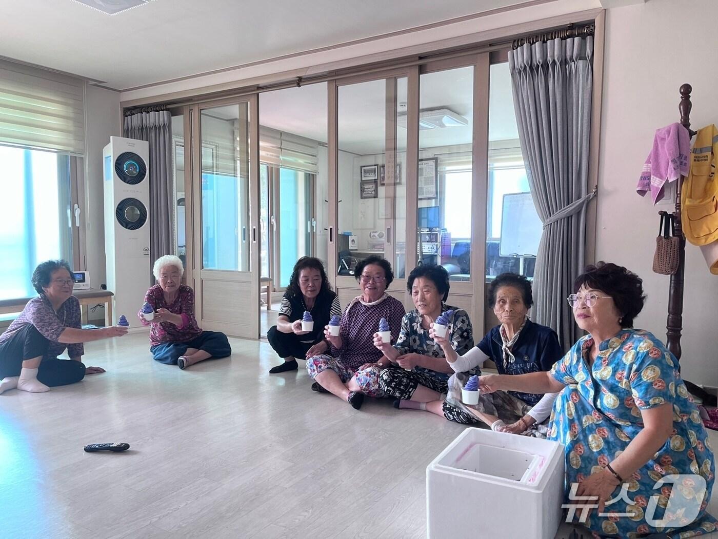 본문 이미지 - 강원 동해시 삼색삼화마을관리 사회적협동조합&#40;조합장 최은하&#41;에서 운영하는 카페 ‘거북당’이 지난 12~13일 대표메뉴인 라벤더 아이스크림을 지역 복지시설과 지역단체에 무료로 나눠주는 봉사 활동을 펼쳤다.&#40;동해시 제공, 재판매 및 DB 금지&#41;2025.8.18/뉴스1