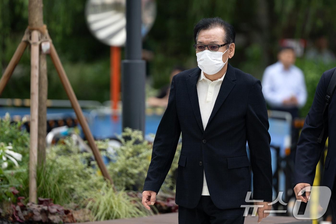 '건진법사' 전성배 씨가 18일 오전 서울 종로구에 마련된 민중기 특별검사팀(김건희 특검팀) 사무실로 출석하고 있다. 2025.8.18/뉴스1 ⓒ News1 이승배 기자