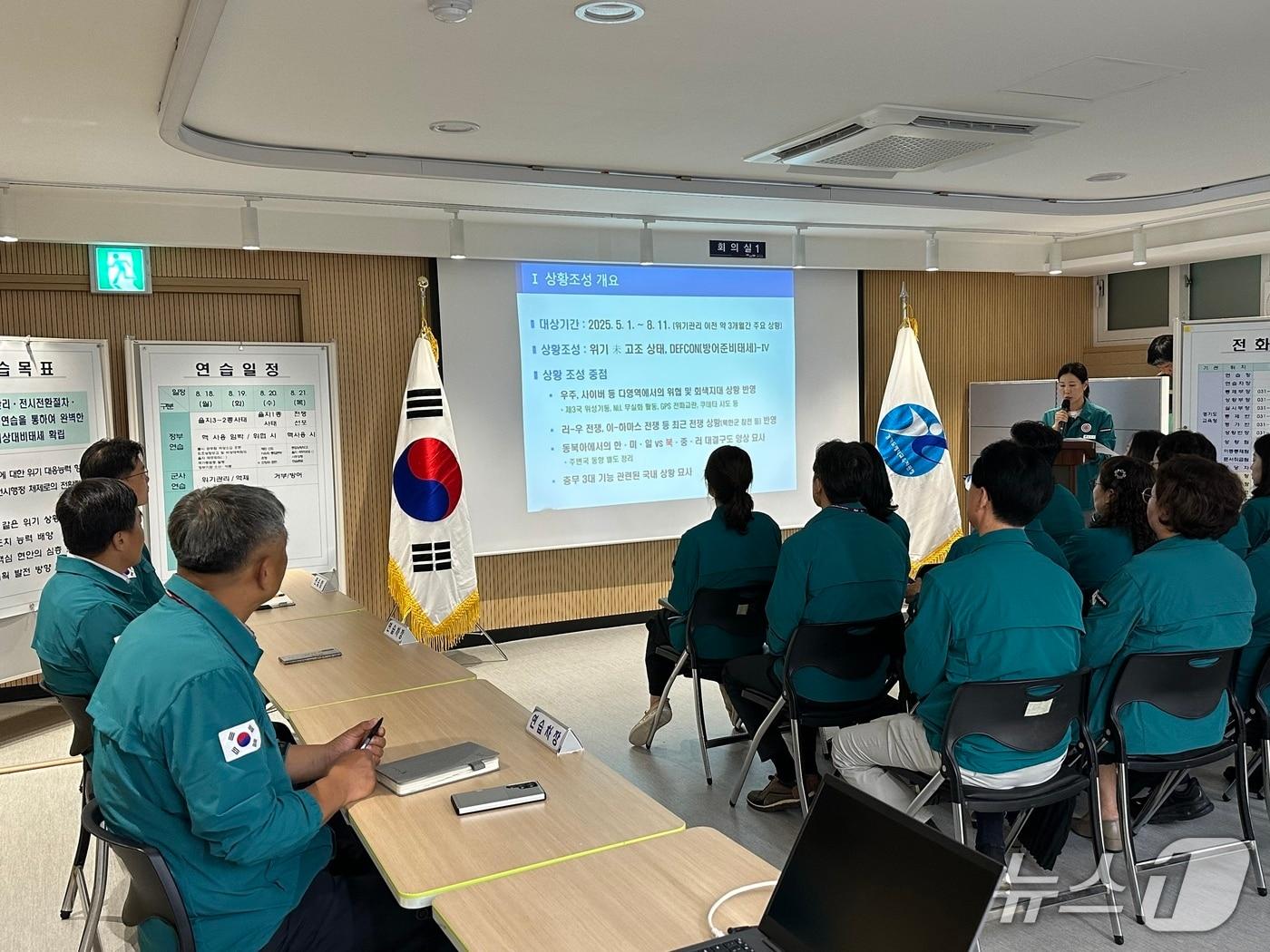 본문 이미지 - 평택교육지원청 직원들이 을지연습과 관련해 교육을 받고 있다. (평택교육청 제공)