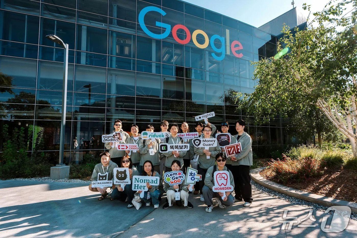 미국 샌프란시스코 마운틴뷰 구글 본사에서 진행된 글로벌 연수 프로그램 이머전 트립(8월 13일~15일) 참가자들이 기념사진을 찍고 있다.(구글플레이 제공)