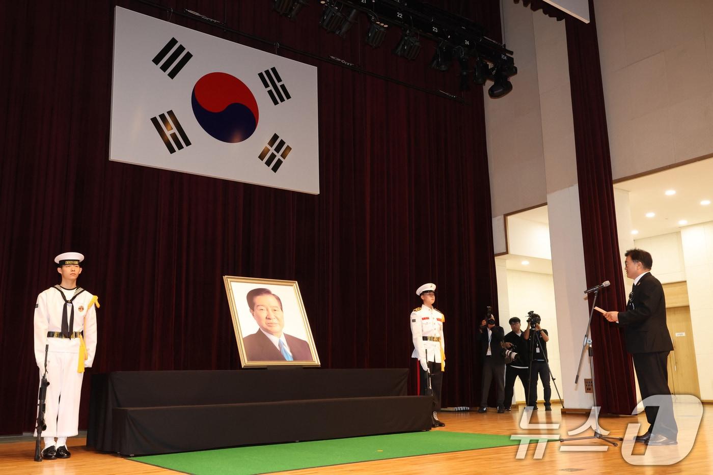 우원식 국회의장이 18일 오전 서울 동작구 국립서울현충원 현충관에서 열린 김대중 대통령 서거 16주기 추모식에서 추모사를 하고 있다. 2025.8.18/뉴스1 ⓒ News1 박정호 기자