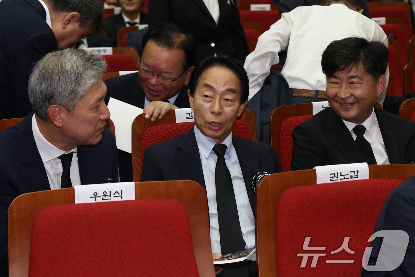 본문 이미지 - 2025년 8월 18일 노태우 전 대통령 아들 노재헌 씨(왼쪽부터), 김영삼 전 대통령 아들 김현철 씨, 노무현 전 대통령 아들 노건호 씨가 서울 동작구 국립서울현충원 현충관에서 열린 김대중 대통령 서거 16주기 추모식에서 대화를 나누고 있는 모습. 2025.8.18 ⓒ 뉴스1 박정호 기자