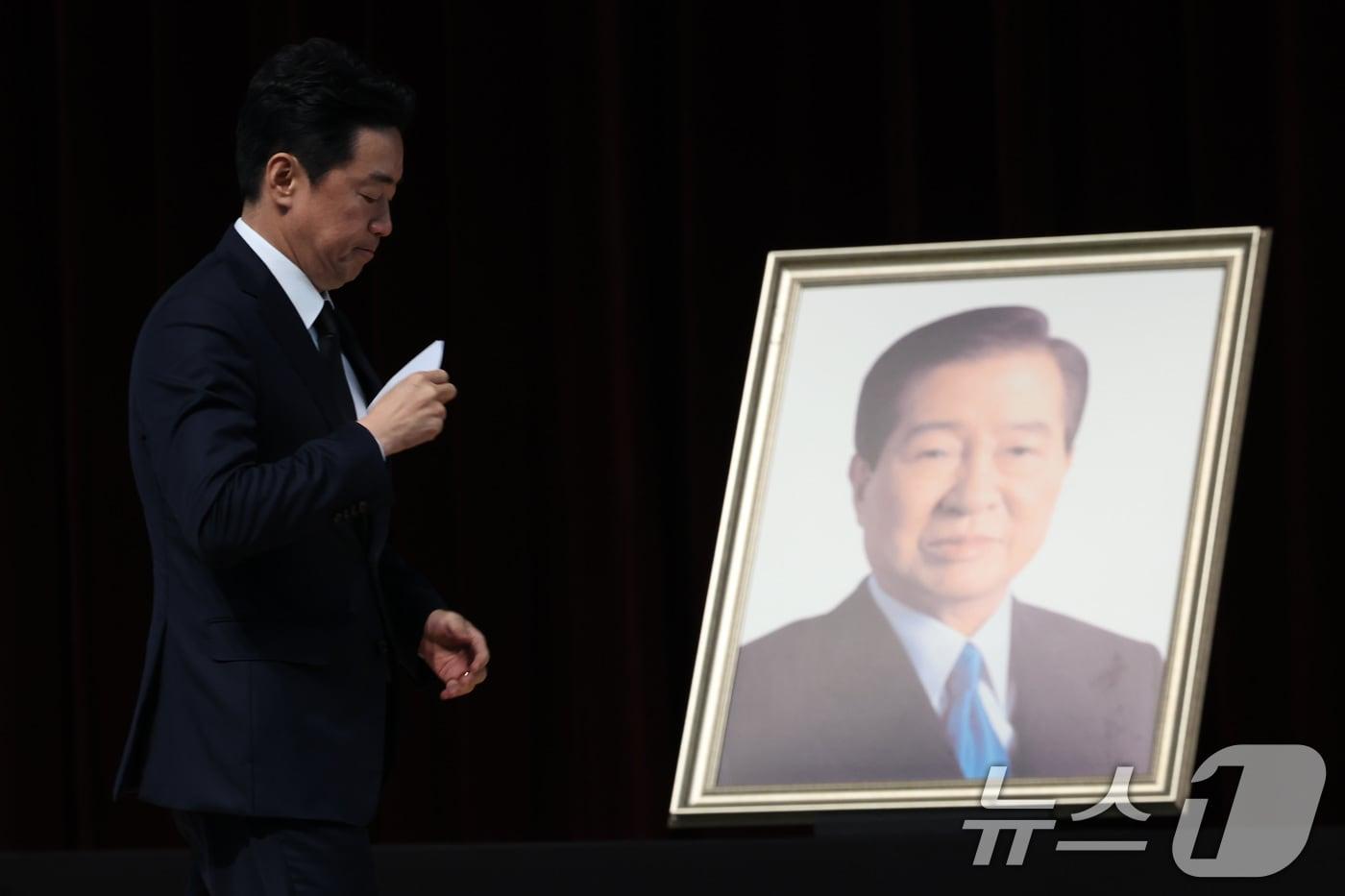 본문 이미지 - 강훈식 대통령실 비서실장이 2025년 8월 18일 당시 서울 동작구 국립서울현충원 현충관에서 열린 김대중 대통령 서거 16주기 추모식에서 이재명 대통령의 추모사를 대독하기 위해 이동하고 있다. 2025.8.18 ⓒ 뉴스1 박정호 기자