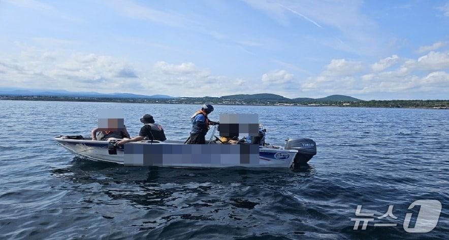 본문 이미지 - 지난 17일 제주 서귀포시 남원읍 신흥포구 남동쪽 1km 해상에서 운항하다가 적발된 미등록 동력수상레저기구.(서귀포해양경찰서 제공. 재판매 및 DB 금지)