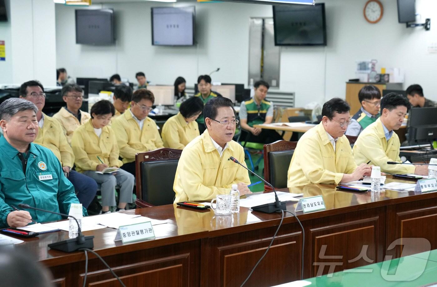 김영록 전라남도지사가 18일 오전 도청 충무시설에서 ‘2025년 을지연습 최초상황보고회의’를 주재하고 있다.(전남도 제공. 재판매 및 DB금지)2025.8.18/뉴스1