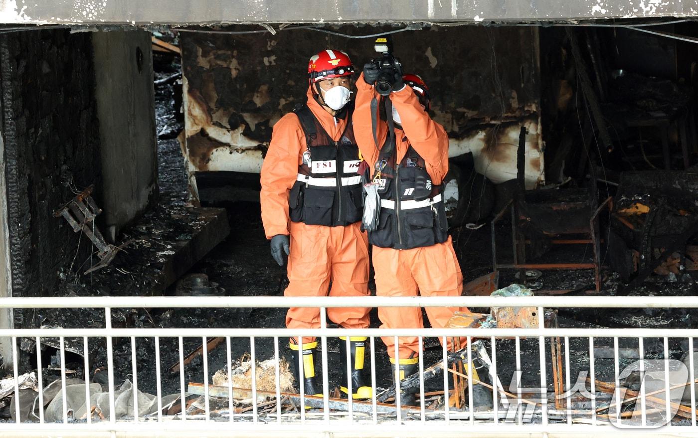 18일 서울 마포구 창전동 아파트 화재 현장에서 소방, 경찰 등 유관기관 관계자들이 정확한 화재 원인을 밝히기 위해 합동감식을 하고 있다. 2025.8.18/뉴스1 ⓒ News1 김명섭 기자