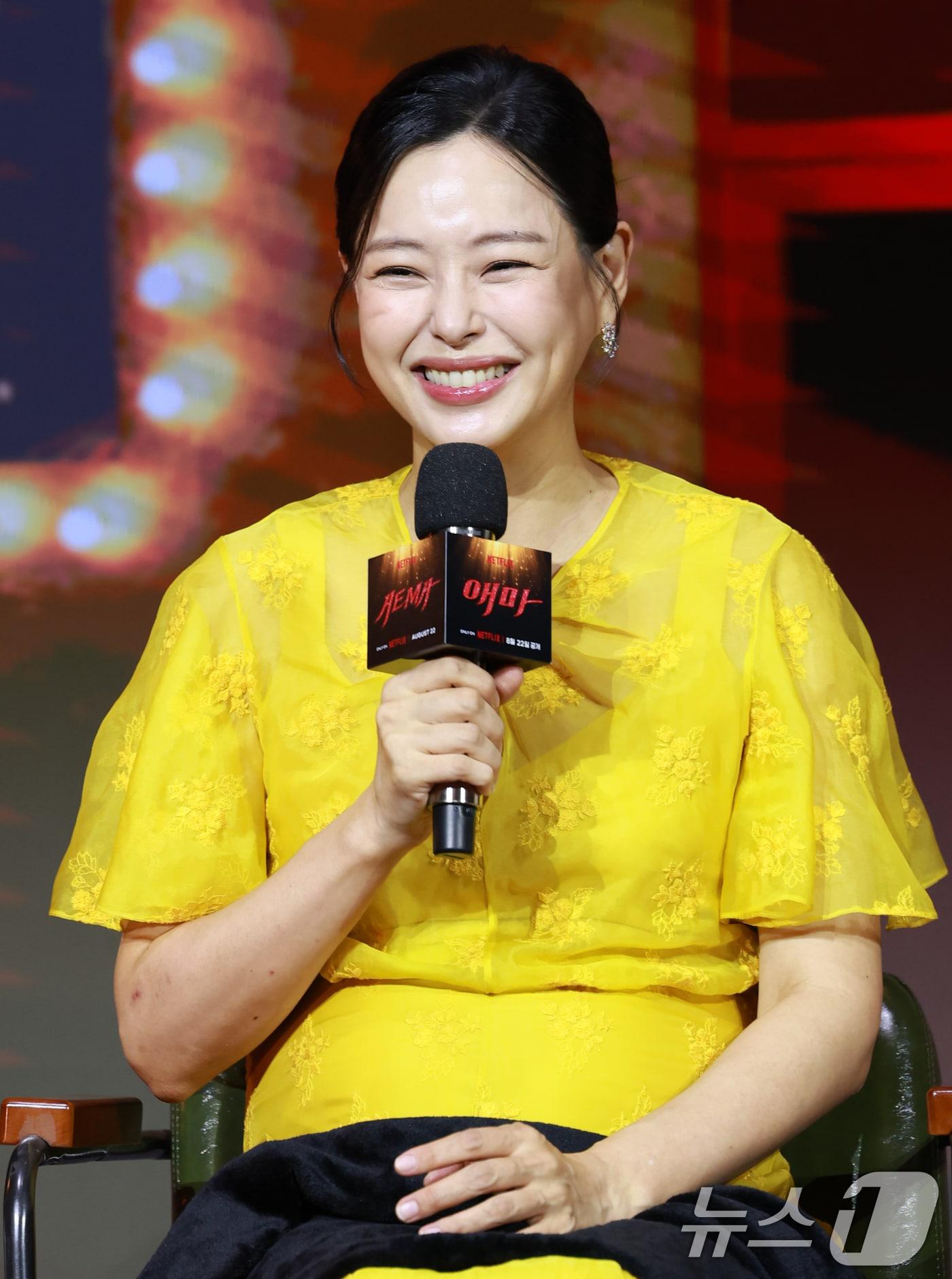 본문 이미지 - 배우 이하늬가 18일 오전 서울 중구 호텔나루서울엠갤러리에서 열린 넷플릭스 시리즈 '애마' 제작발표회에 참석해 미소를 짓고 있다. '애마'는 1980년대 한국을 강타한 에로영화의 탄생 과정 속, 화려한 스포트라이트에 가려진 어두운 현실에 용감하게 맞짱 뜨는 톱스타 '희란'(이하늬 분)과 신인 배우 '주애'(방효린 분)의 이야기를 그린 작품이다. 2025.8.18/뉴스1 ⓒ News1 권현진 기자