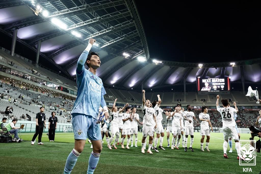 본문 이미지 - 코리아컵 4강 진출을 확정한 뒤 기뻐하는 전북(대한축구협회 제공) 
