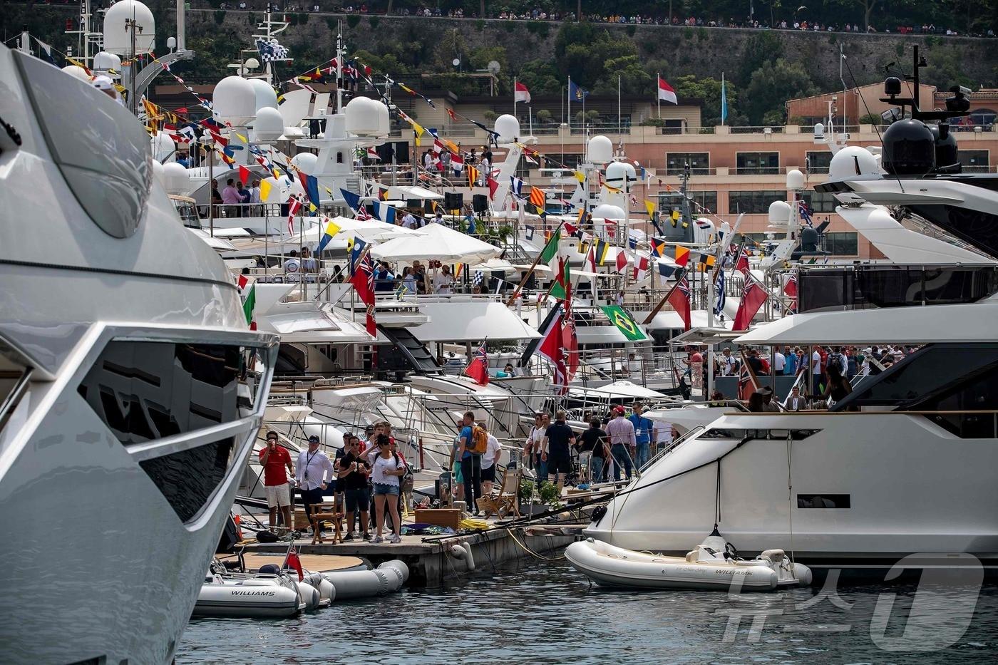 모나코 항구에 모여 있는 관광객들. 2019.5.25 ⓒ AFP=뉴스1 ⓒ News1 김경민 기자 <자료사진>