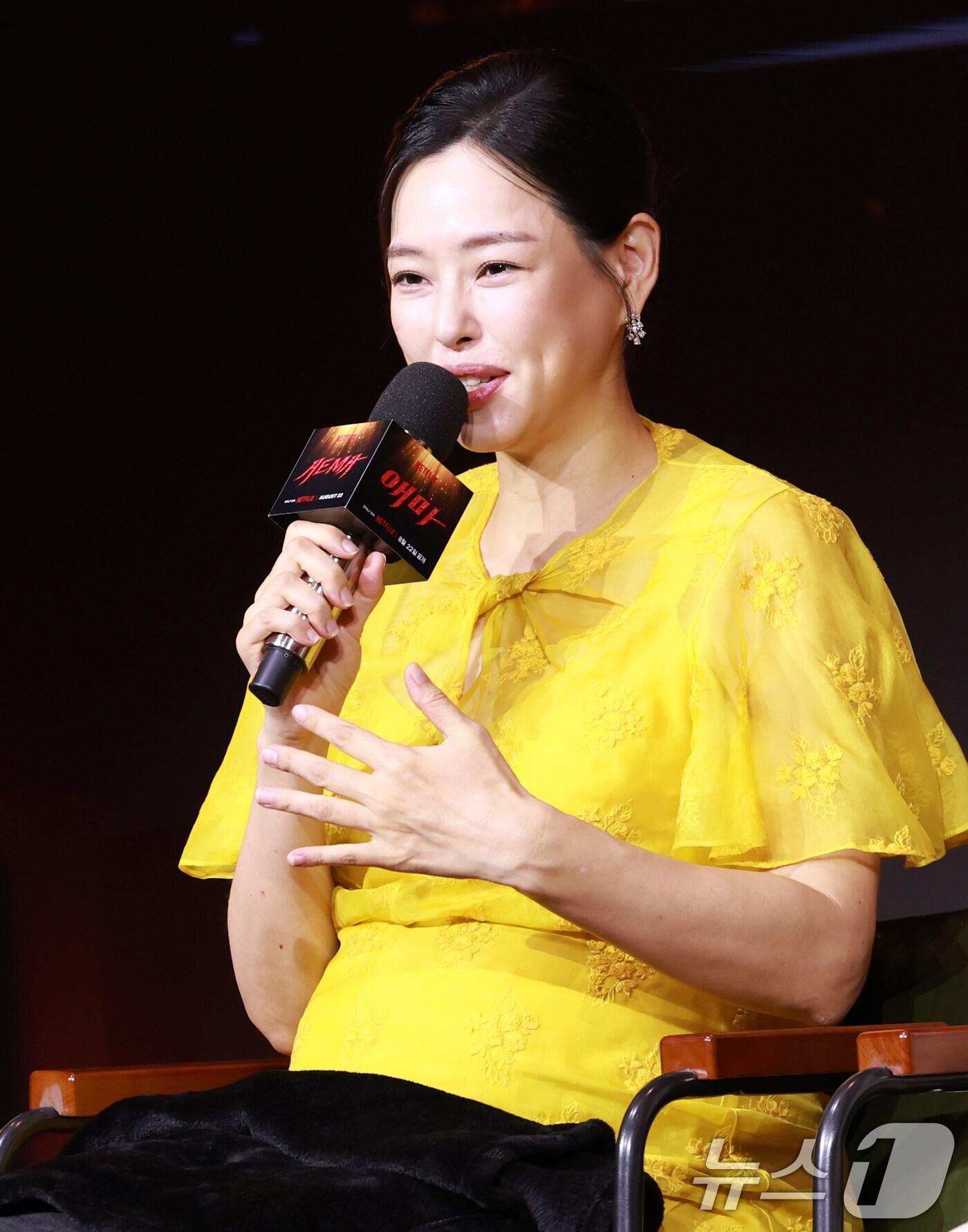 본문 이미지 - 배우 이하늬가 18일 오전 서울 중구 호텔나루서울엠갤러리에서 열린 넷플릭스 시리즈 '애마' 제작발표회에 참석해 취재진 질문에 답하고 있다. '애마'는 1980년대 한국을 강타한 에로영화의 탄생 과정 속, 화려한 스포트라이트에 가려진 어두운 현실에 용감하게 맞짱 뜨는 톱스타 '희란'(이하늬 분)과 신인 배우 '주애'(방효린 분)의 이야기를 그린 작품이다. 2025.8.18/뉴스1 ⓒ News1 권현진 기자