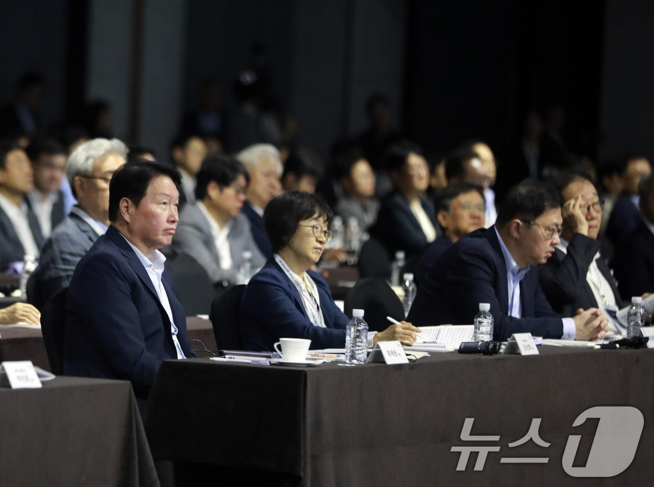 본문 이미지 - 최태원 SK 회장이 18일 서울 광진구 워커힐 호텔에서 열린 &#39;이천포럼 2025&#39;에 참석하고 있다. 사진 왼쪽부터 최태원 SK 회장, 김선희 SK㈜ 이사회 의장, 최재원 SK 수석부회장, 김용학 SK텔레콤 이사회 의장. &#40;SK 제공. 재판매 및 DB 금지&#41; 2025.8.18/뉴스1