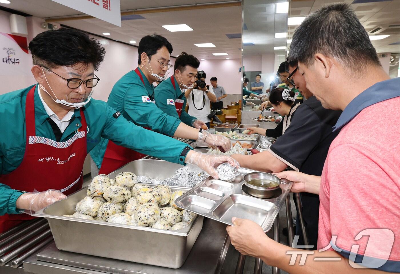 2025년 을지연습 첫날인 18일 대전 대덕구청 구내식당에서 최충규 구청장이 비상식량인 주먹밥과 고구마를 배식하고 있다. 2025.8.18/뉴스1 ⓒ News1 김기태 기자