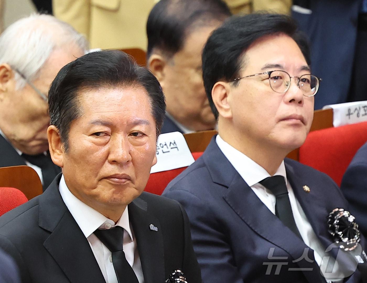 본문 이미지 - 더불어민주당 정청래 대표와 국민의힘 송언석 원내대표(공동취재) 2025.8.18/뉴스1 ⓒ News1 박정호 기자