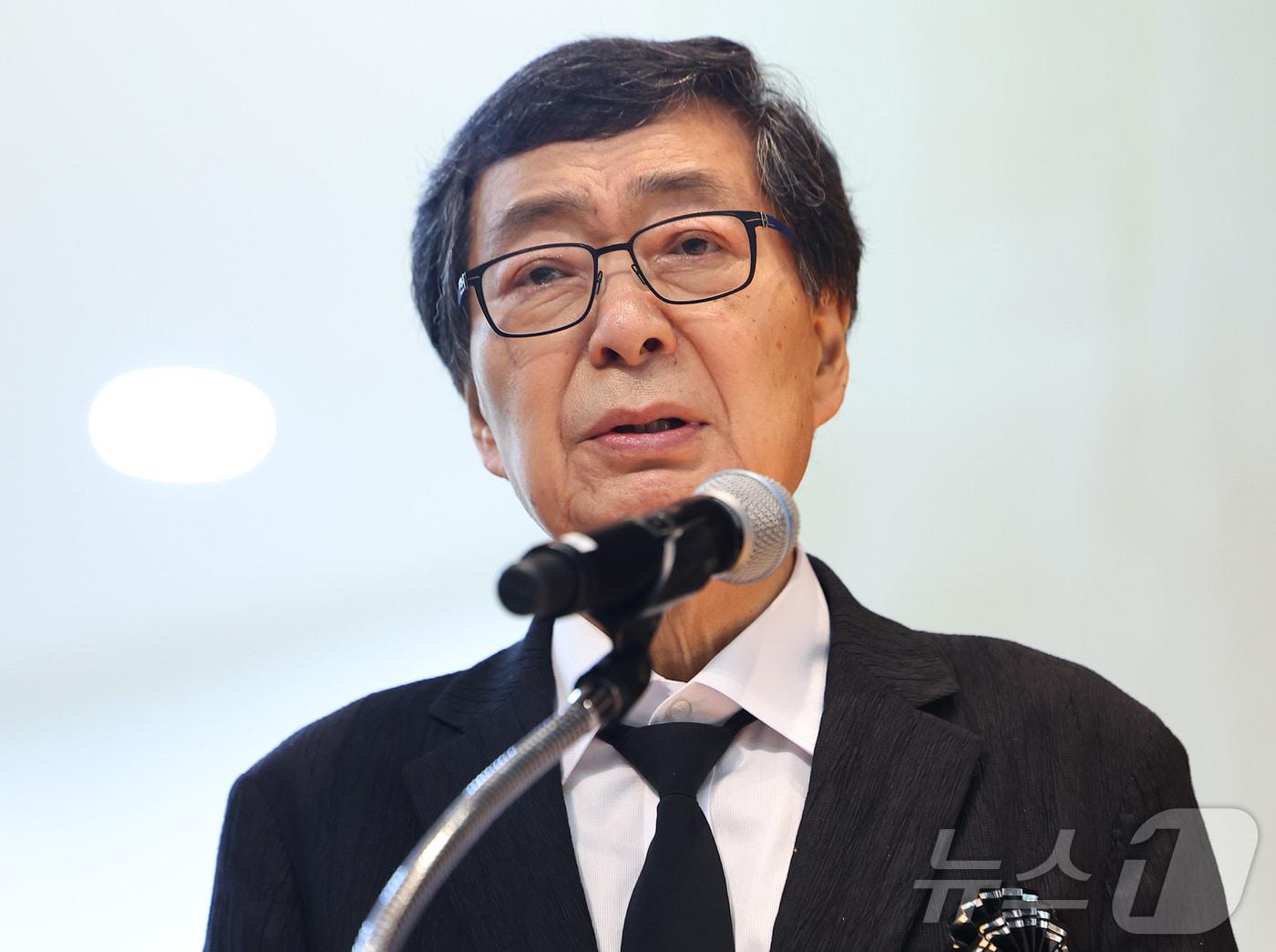 본문 이미지 - 김홍업 김대중평화센터 이사장이 18일 서울 동작구 국립서울현충원 현충관에서 열린 김대중 전 대통령 서거 16주기 추모식에서 유족인사를 하고 있다. (공동취재) 2025.8.18/뉴스1 ⓒ News1 박정호 기자