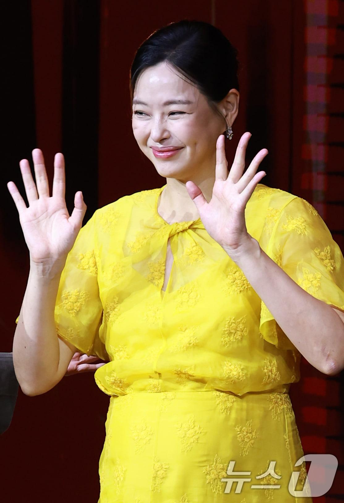 본문 이미지 - 배우 이하늬가 18일 오전 서울 중구 호텔나루서울엠갤러리에서 열린 넷플릭스 시리즈 '애마' 제작발표회에 참석해 인사를 하고 있다. '애마'는 1980년대 한국을 강타한 에로영화의 탄생 과정 속, 화려한 스포트라이트에 가려진 어두운 현실에 용감하게 맞짱 뜨는 톱스타 '희란'(이하늬 분)과 신인 배우 '주애'(방효린 분)의 이야기를 그린 작품이다. 2025.8.18/뉴스1 ⓒ News1 권현진 기자