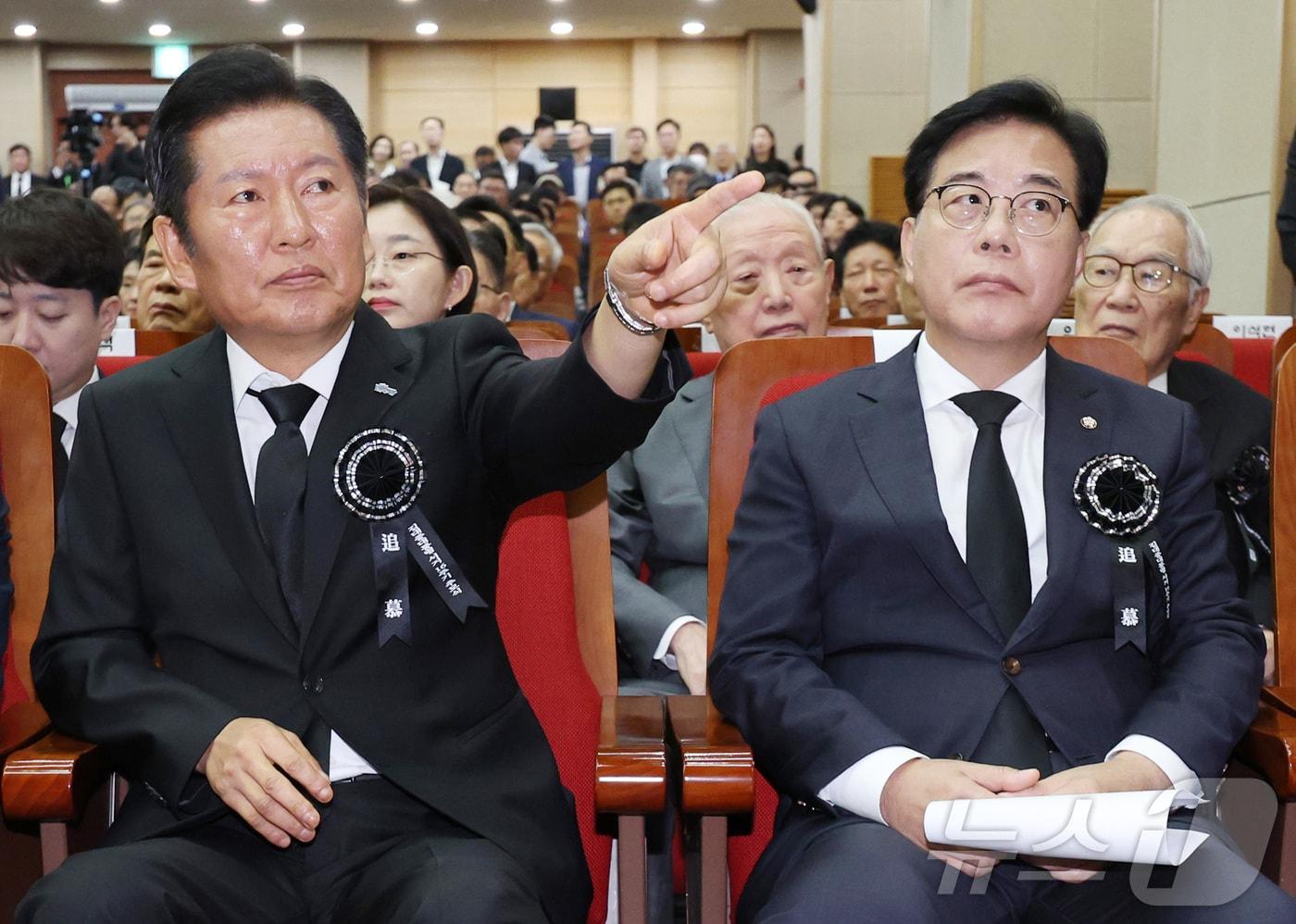 본문 이미지 - 정청래 전 더불어민주당 대표(왼쪽)와 송언석 전 국민의힘 비상대책위원장 겸 원내대표가 지난해 8월 18일 서울 동작구 국립서울현충원 현충관에서 열린 김대중 대통령 서거 16주기 추모식에 참석해 있는 모습. (공동취재) 2025.8.18 ⓒ 뉴스1 박정호 기자
