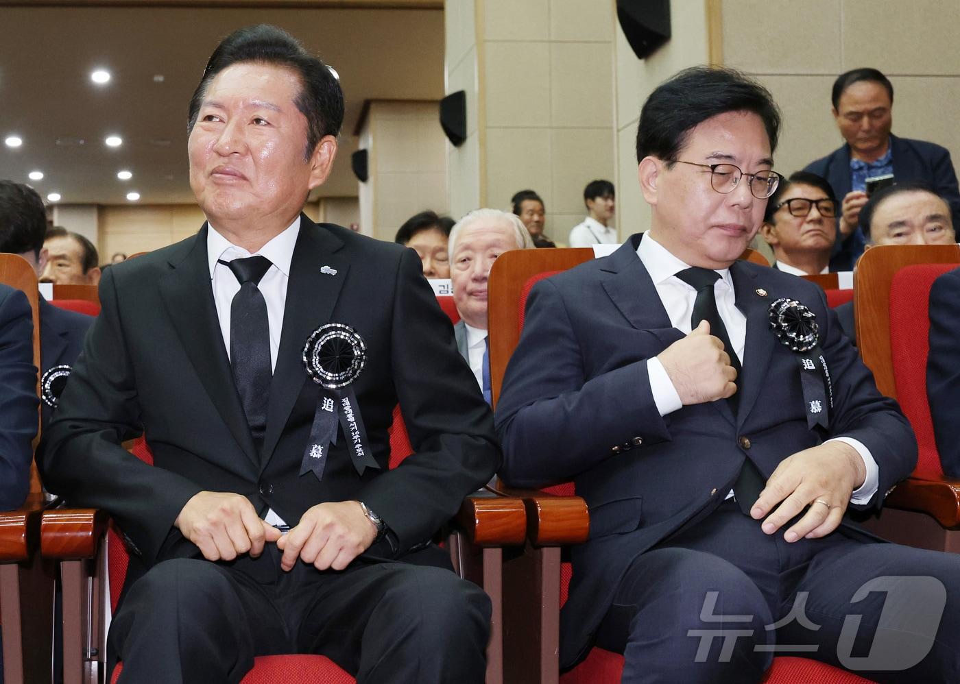 정청래 더불어민주당 대표&#40;왼쪽&#41;와 송언석 국민의힘 비상대책위원장 겸 원내대표가 18일 서울 동작구 국립서울현충원 현충관에서 열린 김대중 대통령 서거 16주기 추모식에 참석해 있다. &#40;공동취재&#41; 2025.8.18/뉴스1 ⓒ News1 박정호 기자