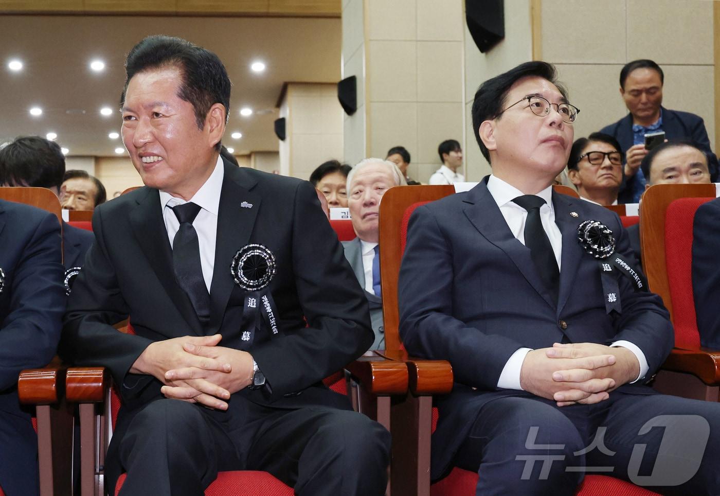 본문 이미지 - 정청래 더불어민주당 대표(왼쪽)와 송언석 국민의힘 비상대책위원장 겸 원내대표가  2025년 8워 ㄹ18일 서울 동작구 국립서울현충원 현충관에서 열린 김대중 대통령 서거 16주기 추모식에 참석해 있다. (공동취재) 2025.8.18 ⓒ 뉴스1 박정호 기자