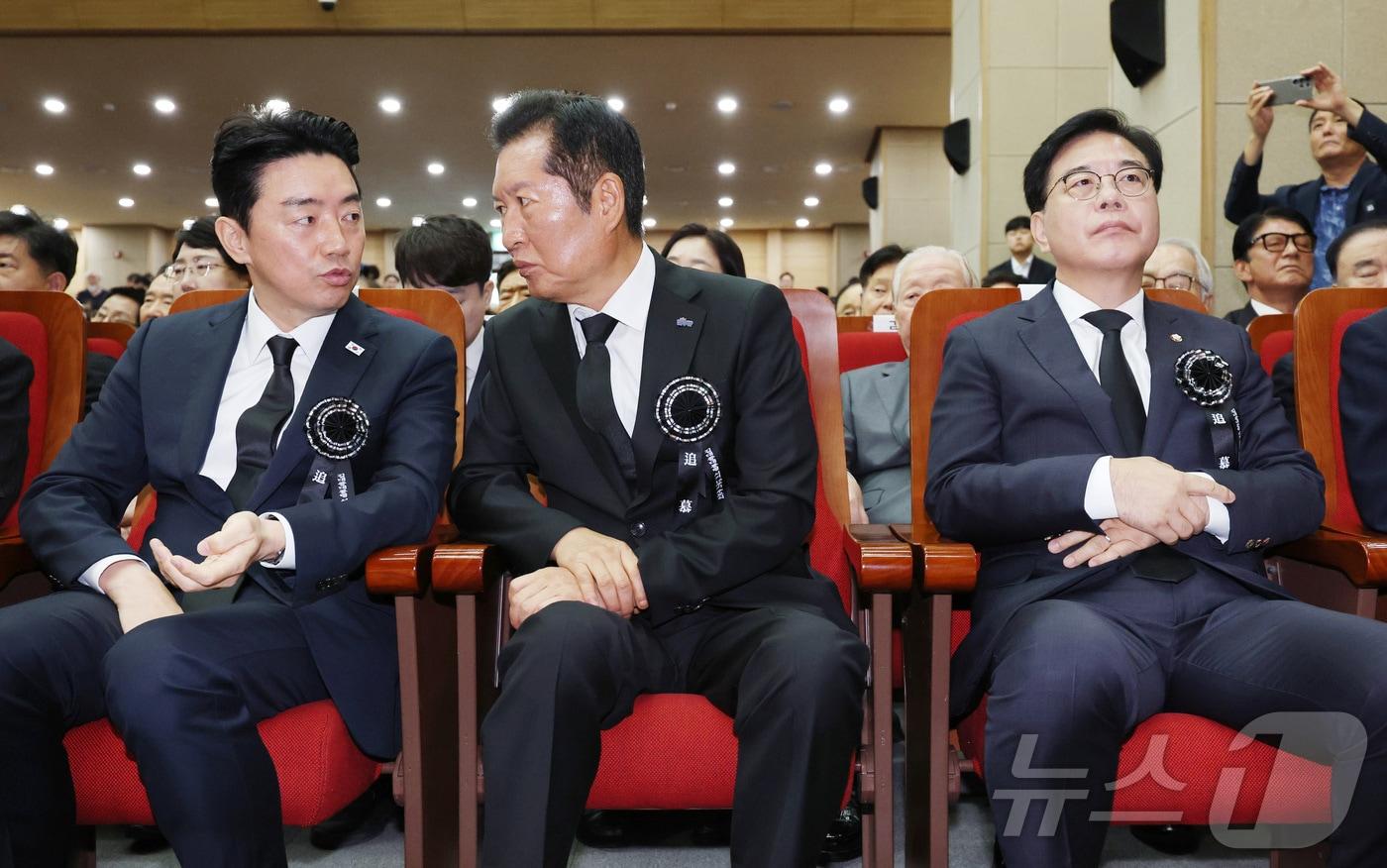 정청래 더불어민주당 대표&#40;가운데&#41;와 강훈식 대통령실 비서실장이 지난 18일 서울 동작구 국립서울현충원 현충관에서 열린 김대중 대통령 서거 16주기 추모식에서 대화하고 있다. 오른쪽은 송언석 국민의힘 비상대책위원장 겸 원내대표. &#40;공동취재&#41; 2025.8.18/뉴스1 ⓒ News1 박정호 기자