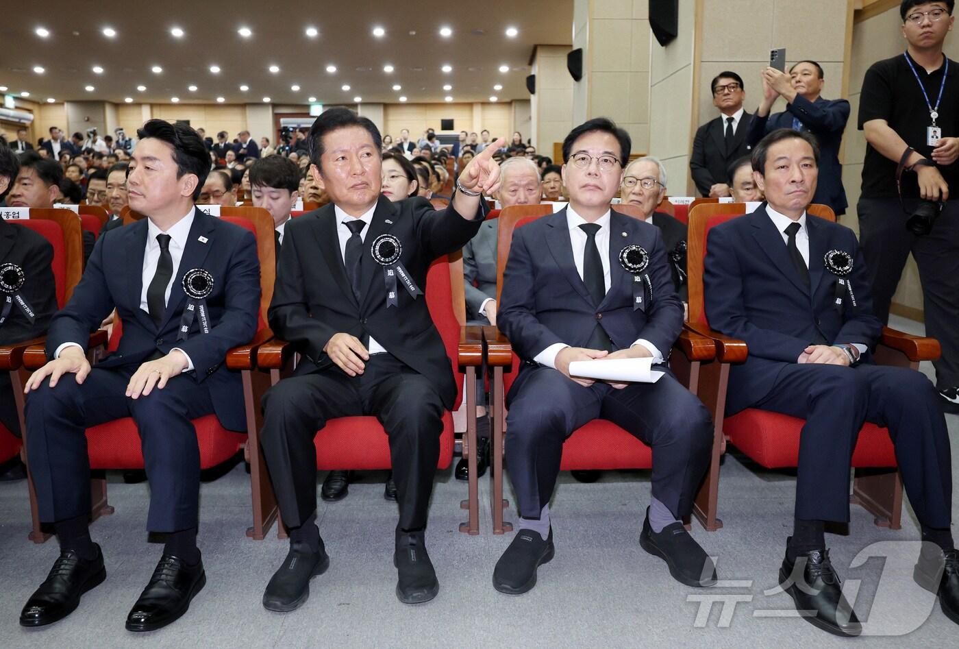 정청래 더불어민주당 대표와 송언석 국민의힘 비상대책위원장 겸 원내대표가 18일 서울 동작구 국립서울현충원 현충관에서 열린 김대중 대통령 서거 16주기 추모식에 참석해 있다. 왼쪽부터 강훈식 대통령실 비서실장, 정 대표, 송 비대위원장, 우상호 대통령실 정무수석. &#40;공동취재&#41; 2025.8.18/뉴스1 ⓒ News1 박정호 기자