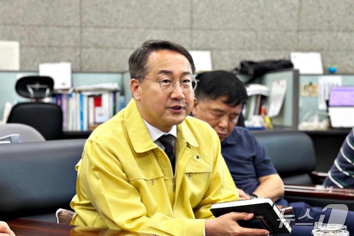 김인호 산림청장은 18일 "전시 수준 산림 재난이 지금까지 쌓아 올린 성과를 깍는 결과를 낳고 있다. 산림 재난 원인 제거에 최대한 역량을 집중하겠다"고 밝혔다.