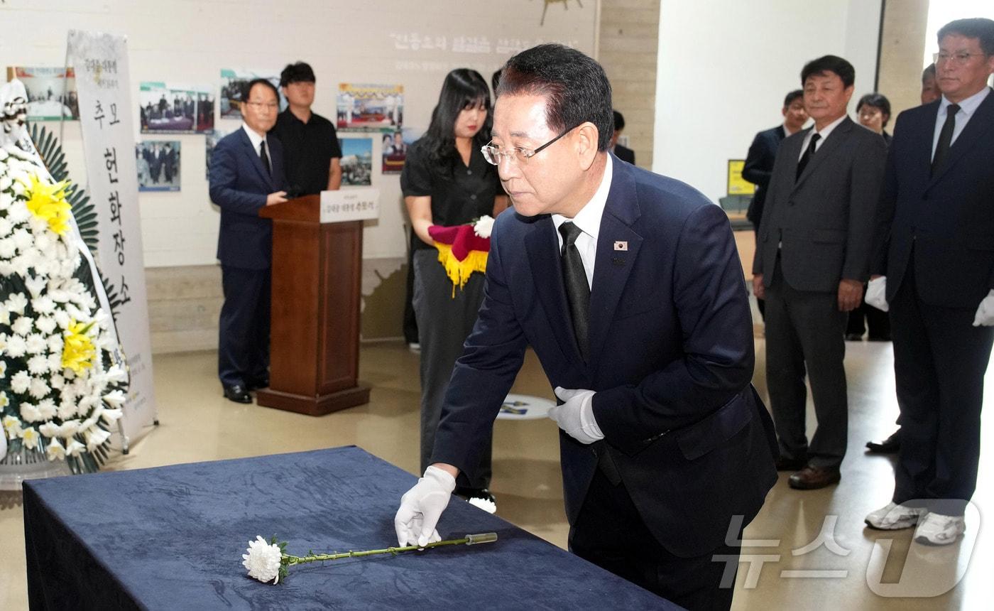 김영록 전라남도지사가 18일 오전 목포 김대중노벨평화상기념관에서 열린 ‘김대중 대통령 서거 16주기 추모식’에 참석해 헌화·묵념을 하고 있다.&#40;전남도 제공. 재판매 및 DB금지&#41;2025.8.18/뉴스1