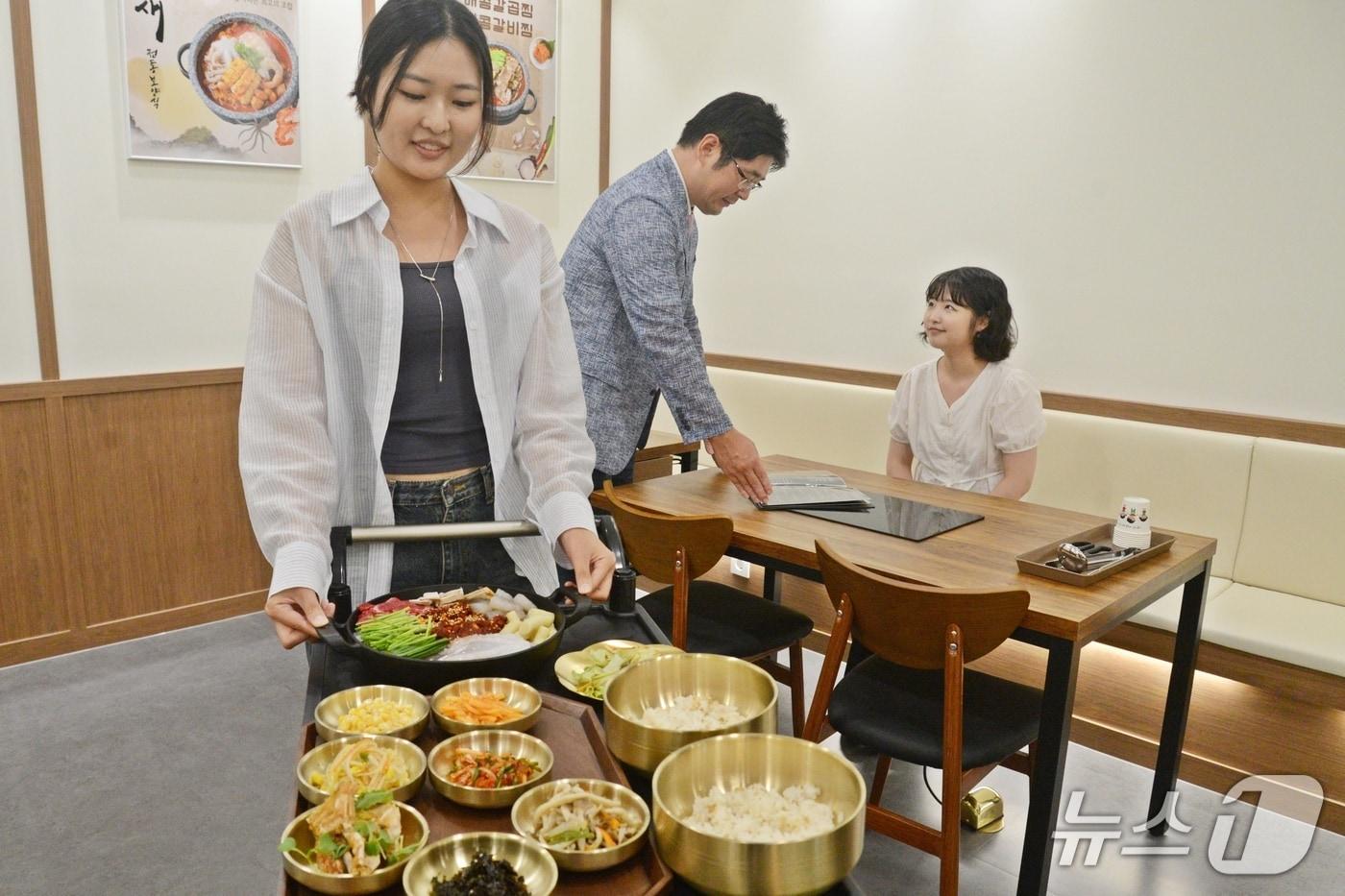 롯데백화점 부산 동래점 관계자가 백년전골의 음식을 옮기고 있다.&#40;롯데백화점 동래점 제공. 재판매 및 DB 금지&#41;