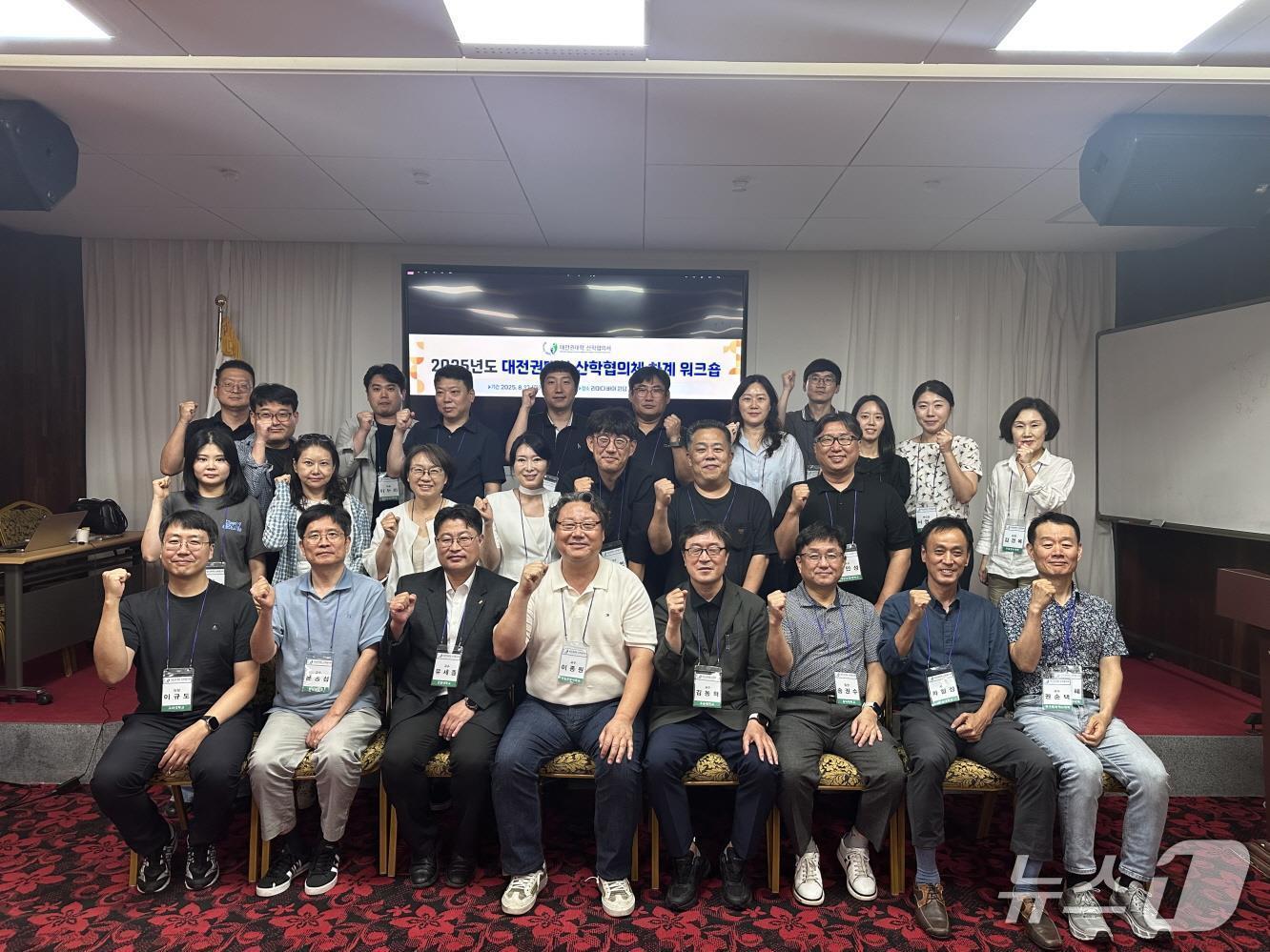 본문 이미지 - 대전권 15개 대학 관계자들이 ‘2025년도 대전권 대학 산학협의체 하계 워크숍’을 개최하고 기념촬영을 하고 있다.(한밭대 제공.재판매 및 DB금지)/뉴스1 