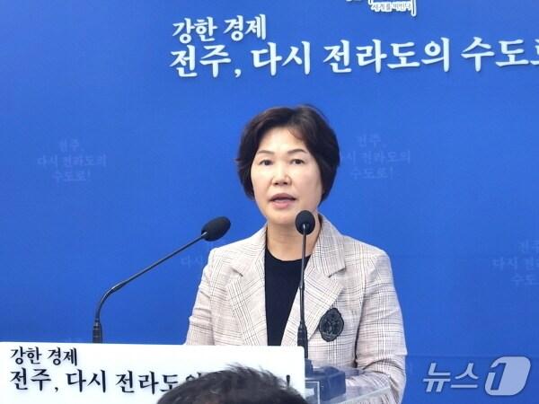 본문 이미지 - 박미자 전주시정연구원장이 18일 시청에서 브리핑을 갖고, 국책사업발굴 추진단 운영에 대해 설명하고 있다./뉴스1