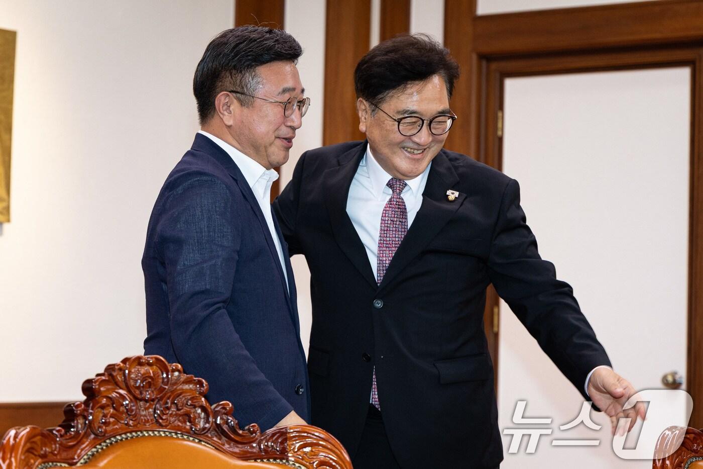 우원식 국회의장이 18일 서울 여의도 국회에서 윤호중 행정안전부 장관을 접견, 자리를 안내하고 있다. 2025.8.18/뉴스1 ⓒ News1 유승관 기자