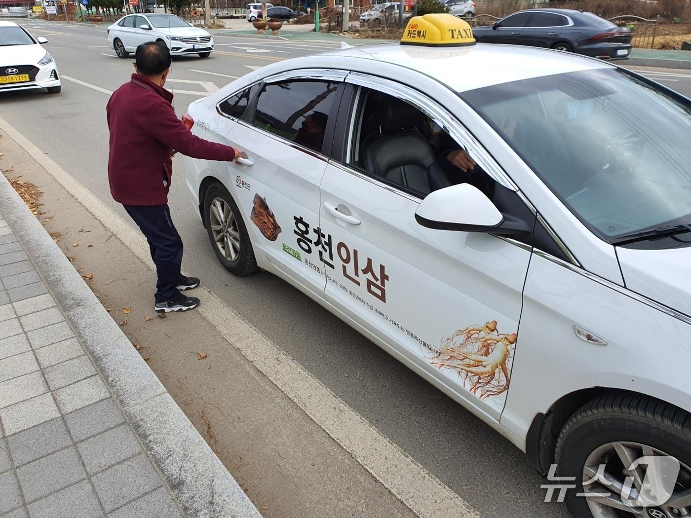 본문 이미지 - '홍천 희망택시' 관련 사진.(홍천군 제공. 재판매 및 DB금지)/뉴스1