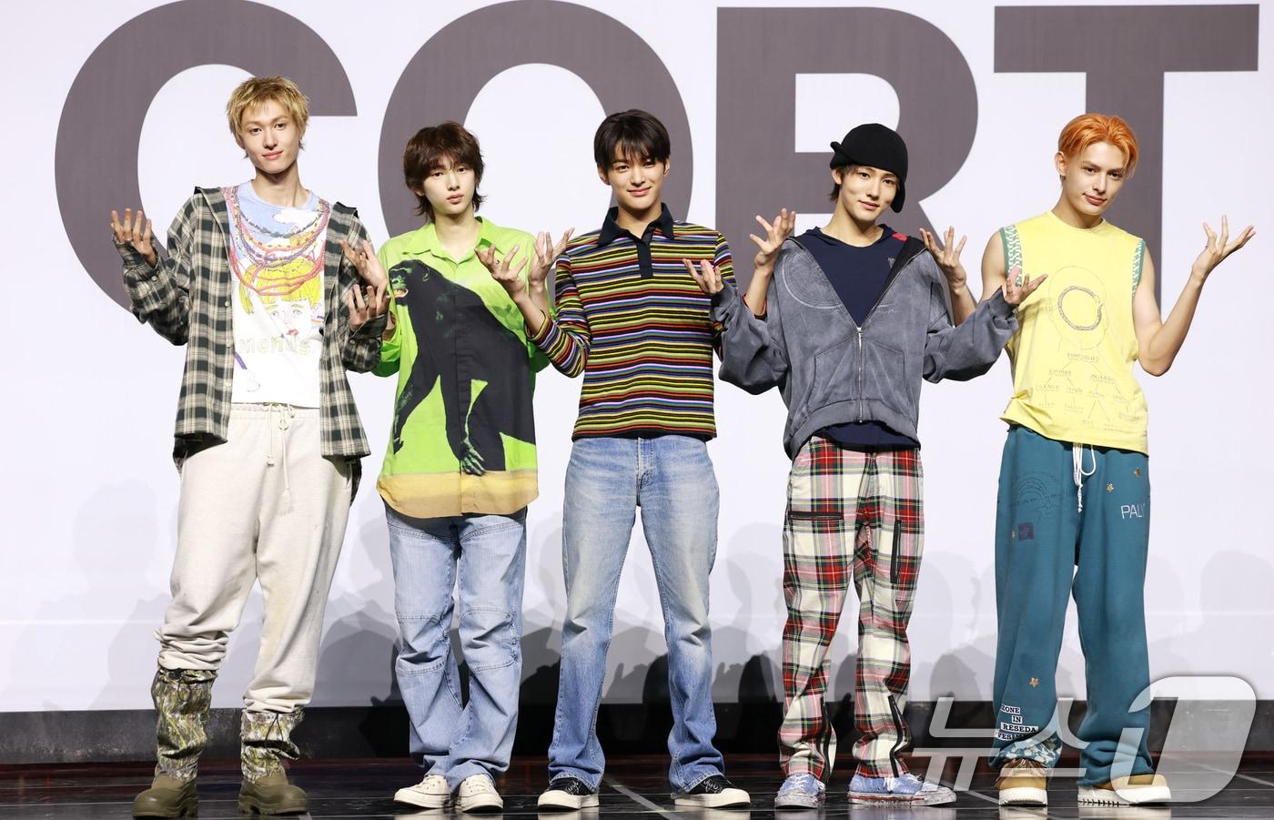 보이그룹 코르티스(CORTIS)의 마틴(왼쪽부터)과 주훈, 건호, 성현, 제임스가 18일 오후 서울 용산구 블루스퀘어에서 가진 데뷔 앨범 ‘컬러 아웃사이드 더 라인즈(COLOR OUTSIDE THE LINES)’ 쇼케이스에서 포즈를 취하고 있다. 2025.8.18/뉴스1 ⓒ News1 권현진 기자