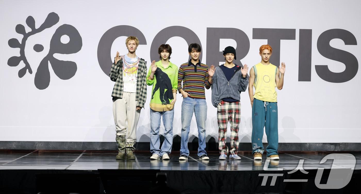 보이그룹 코르티스(CORTIS)의 마틴(왼쪽부터)과 주훈, 건호, 성현, 제임스가 18일 오후 서울 용산구 블루스퀘어에서 가진 데뷔 앨범 ‘컬러 아웃사이드 더 라인즈(COLOR OUTSIDE THE LINES)’ 쇼케이스에서 포즈를 취하고 있다. 2025.8.18/뉴스1 ⓒ News1 권현진 기자